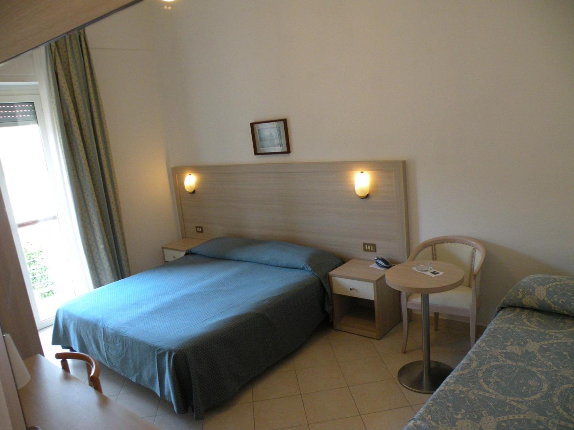 Hotel Parrini Фолоника Стая снимка