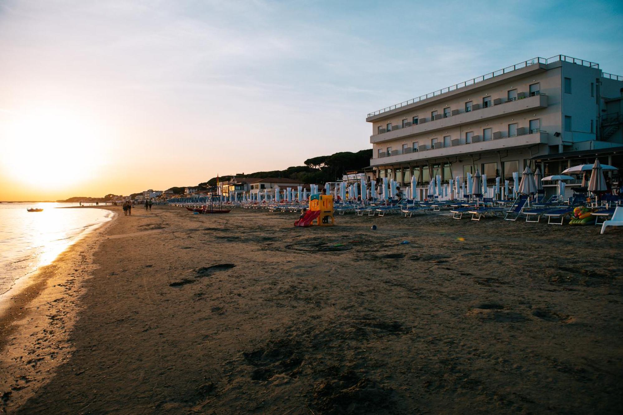 Hotel Parrini Фолоника Екстериор снимка