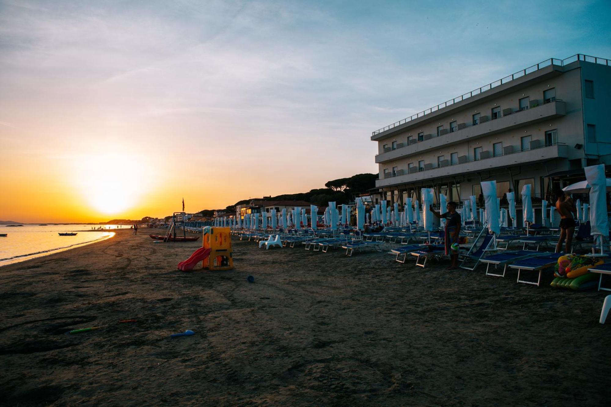 Hotel Parrini Фолоника Екстериор снимка