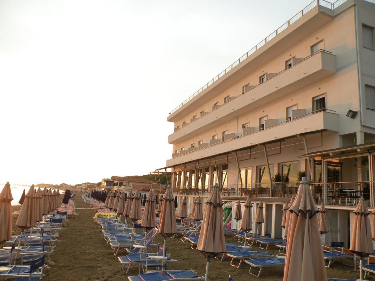 Hotel Parrini Фолоника Екстериор снимка